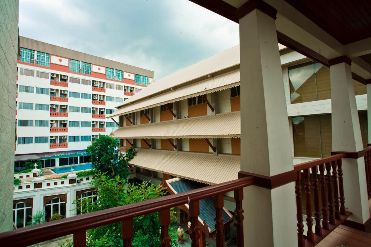 Jolly Suites & Spa Thapra Bangkok Exterior photo